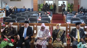 Jelang HUT ke-81 RI, Bupati Ela dan Wabup Azwar Hadi Hadiri Paripurna DPRD Lampung Timur