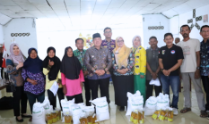Wabup Azwar Hadi Pastikan Bantuan Pangan Tepat Sasaran, 955 Keluarga di Raman Aji Terima Beras dan Minyak